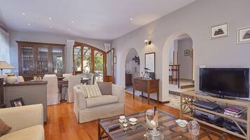 Smart TV, caminetto, lettore DVD, libri