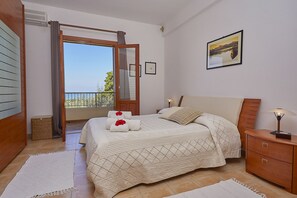 3 bedrooms, iron/ironing board, travel crib, free WiFi