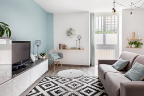 Een smart-tv, boeken en een stereo