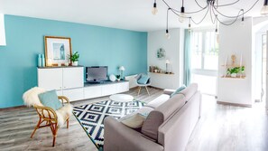 TV connectée, livres, chaîne hi-fi