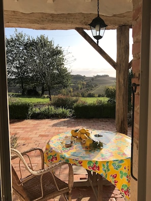 Outdoor dining - Charming cottage in the French countryside (Lavit)