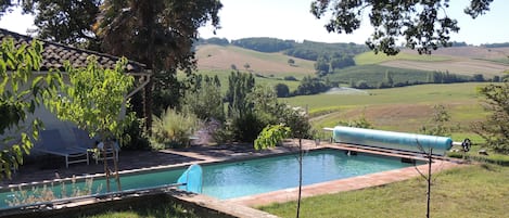 Una piscina al aire libre, una piscina climatizada