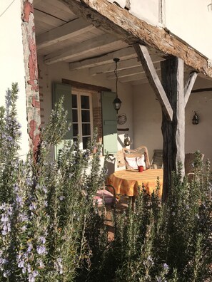 Outdoor dining - Charming cottage in the French countryside (Lavit)