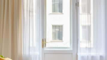 1 habitación, tabla de planchar con plancha y cuna de viaje