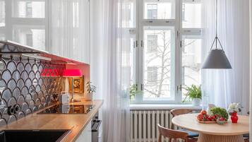 Fridge, oven, stovetop, dishwasher