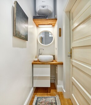 Duschwanne, Haartrockner, Handtücher, Seife