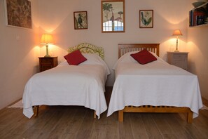 5 Schlafzimmer, Schreibtisch, Bügeleisen/Bügelbrett, kostenloses WLAN