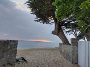 Beach nearby, sun-loungers, beach towels