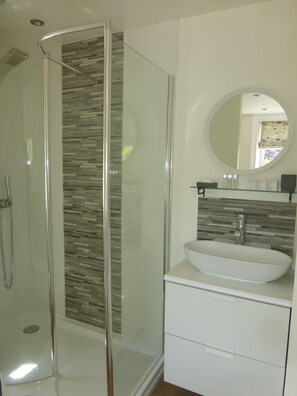 Dusche, Haartrockner, Handtücher