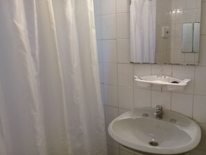 Combined shower/bathtub, hair dryer, bidet, towels - SIMPÁTICA HOUSE OF 2 BEDROOMS 7 BLOCKS FROM THE BEACH MANSA (Maldonado)