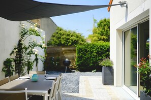 Outdoor dining - Pretty recent villa 3 bedrooms, 100 M from the beach Chatelaillon Plage (Châtelaillon-Plage)