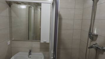 Doccia, set di cortesia gratuito, bidet, carta igienica