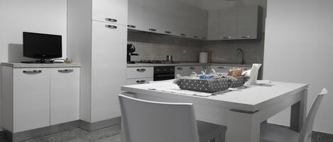 Fridge, oven, stovetop, coffee/tea maker