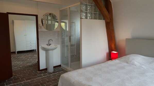 1 chambre, lit parapluie, Wi-Fi gratuit, draps fournis