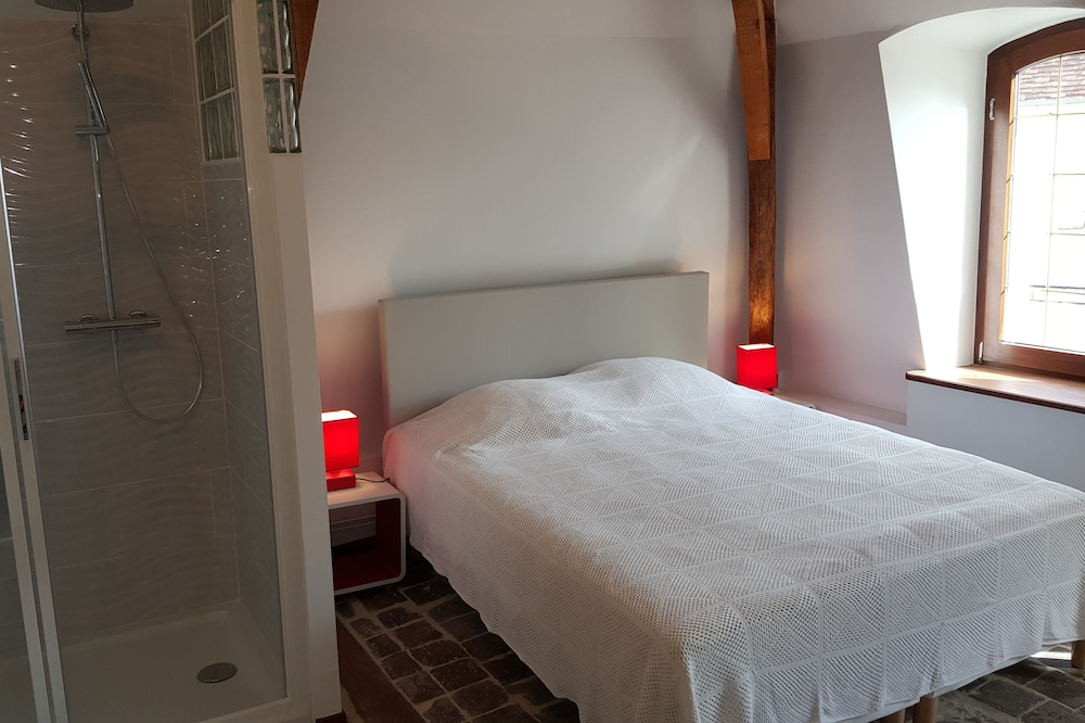 Charming room ideal for lovers! ... (New bedding! )