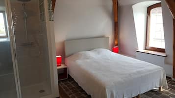 1 bedroom, travel cot, free WiFi, bed sheets