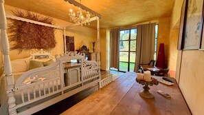 9 bedrooms, WiFi, bed sheets