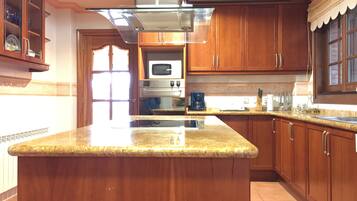 Een koelkast, een magnetron, een oven, een kookplaat