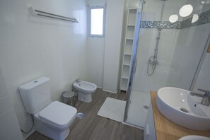 Een douche, een haardroger, handdoeken, toiletpapier