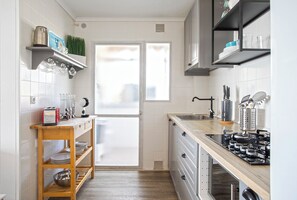 Geladeira, micro-ondas, fogão, cooktop