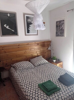 3 habitaciones, tabla de planchar con plancha y cuna de viaje 