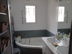 Secadora de cabello, toallas, jabón, papel de baño 