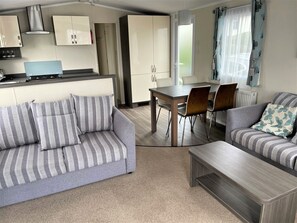 تلفزيون، مدفأة، مشغل دي في دي، كُتُب