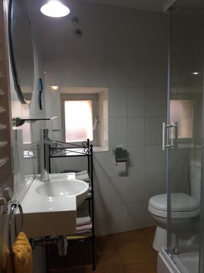 Dusche, Haartrockner, Handtücher