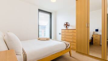 2 bedrooms, iron/ironing board, internet, bed sheets