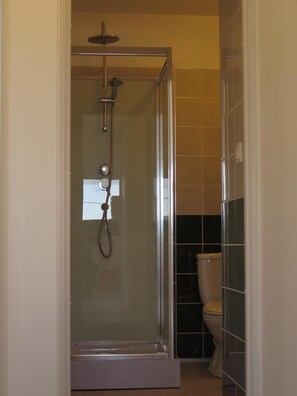 Shower, towels, toilet paper - family/friends suite (Vanosc)