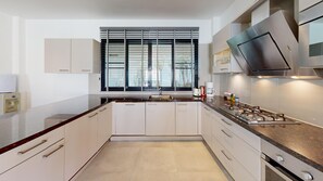 冷蔵庫、電子レンジ、オーブン、コンロ