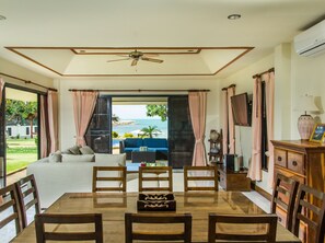 テレビ、DVD プレーヤー、卓球台、書庫