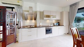 冷蔵庫、電子レンジ、オーブン、コンロ