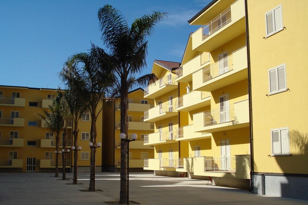 Caulonia Marina. A/C, modern, shared pool, close to beach and amenities.