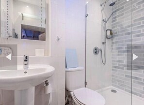 Douche, sèche-cheveux, serviettes fournies, savon