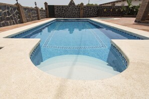 A heated pool - Beautiful Villa With Heated* Pool & Jacuzzi, Air Conditioning, WIFI Internet (Malaga)