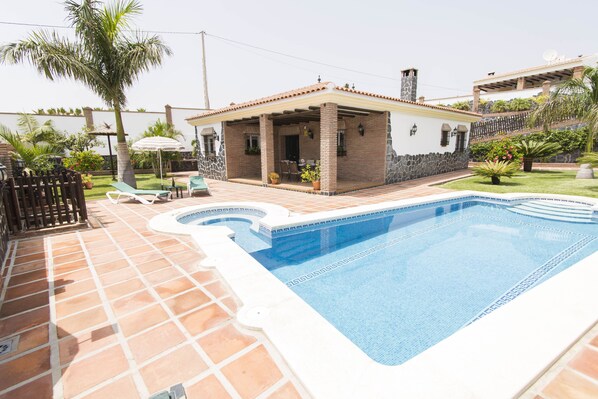 A heated pool - Beautiful Villa With Heated* Pool & Jacuzzi, Air Conditioning, WIFI Internet (Malaga)