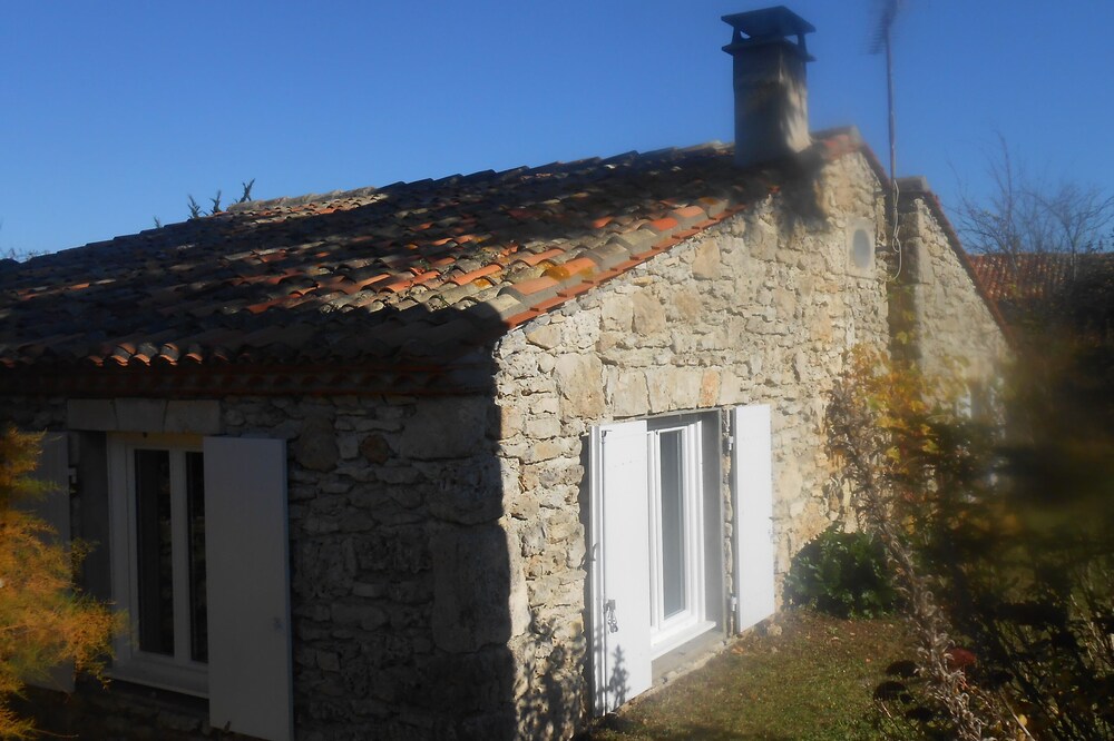 Charming detached Cottage /Gite with private pool, 15 min from Angouleme