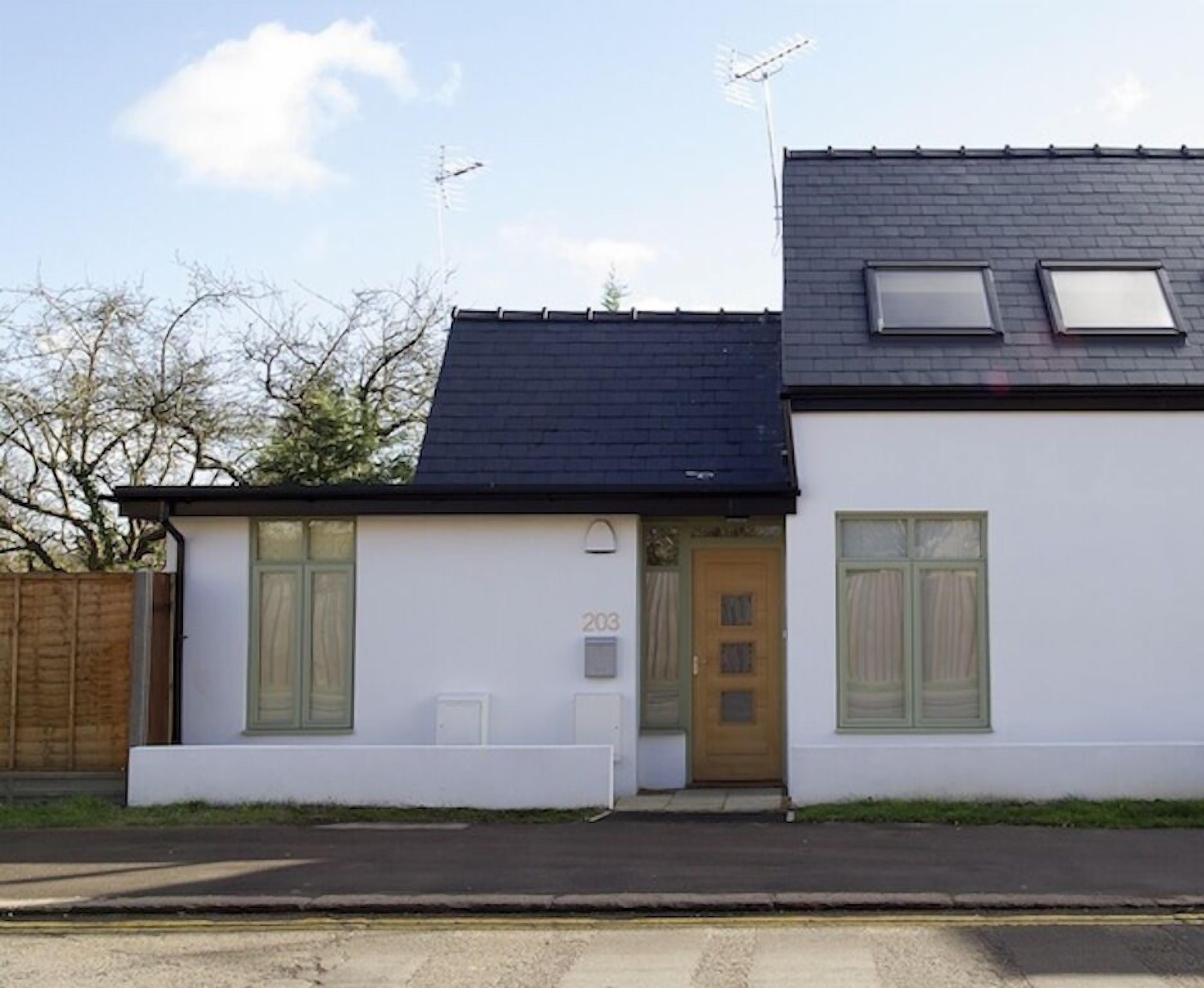 Serviced City Centre garden apartment free off road car port parking & Wi-Fi. 