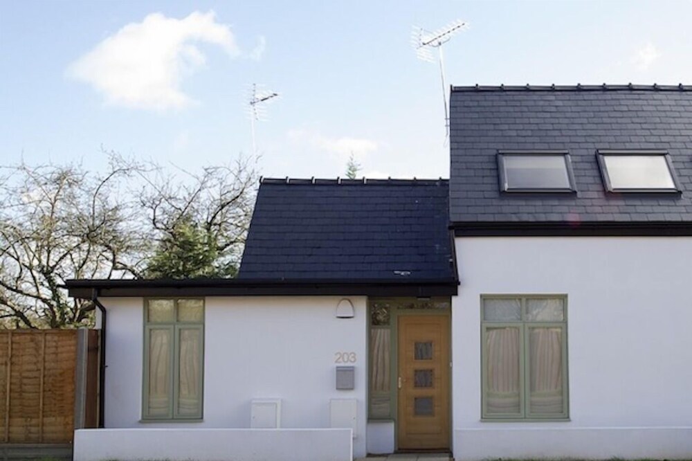 Serviced City Centre garden apartment free off road car port parking & Wi-Fi.
