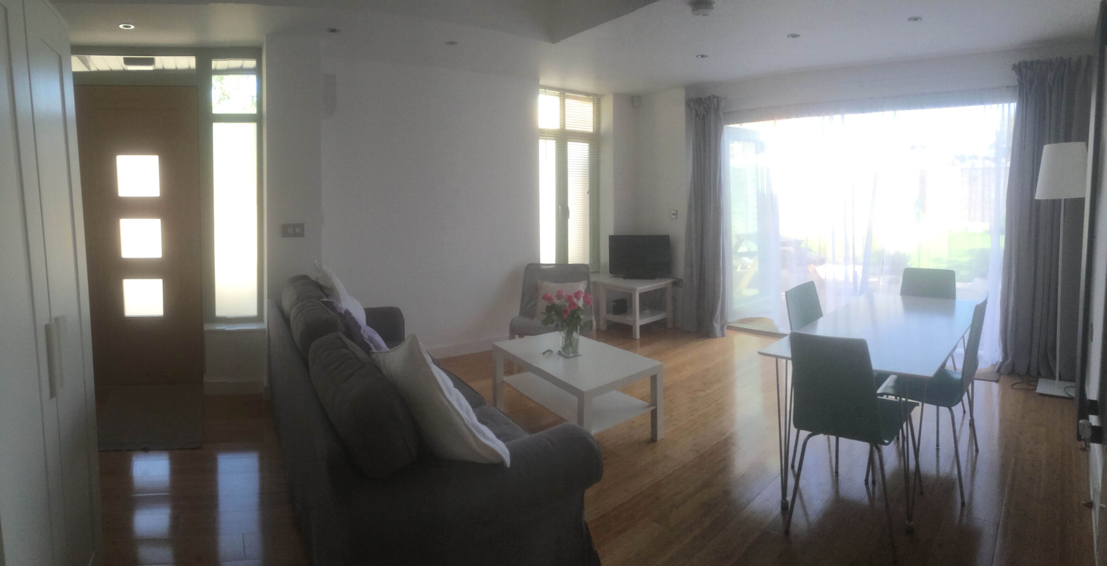 Serviced City Centre garden apartment free off road car port parking & Wi-Fi. 