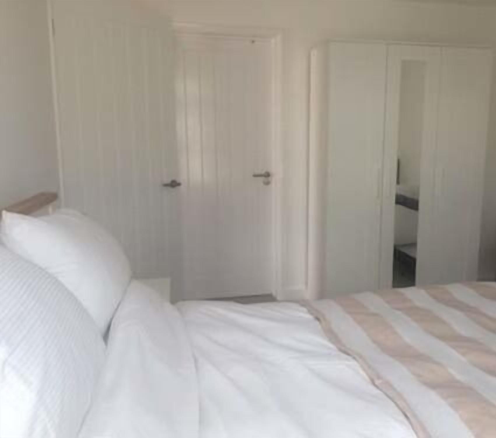 Serviced City Centre garden apartment free off road car port parking & Wi-Fi. 