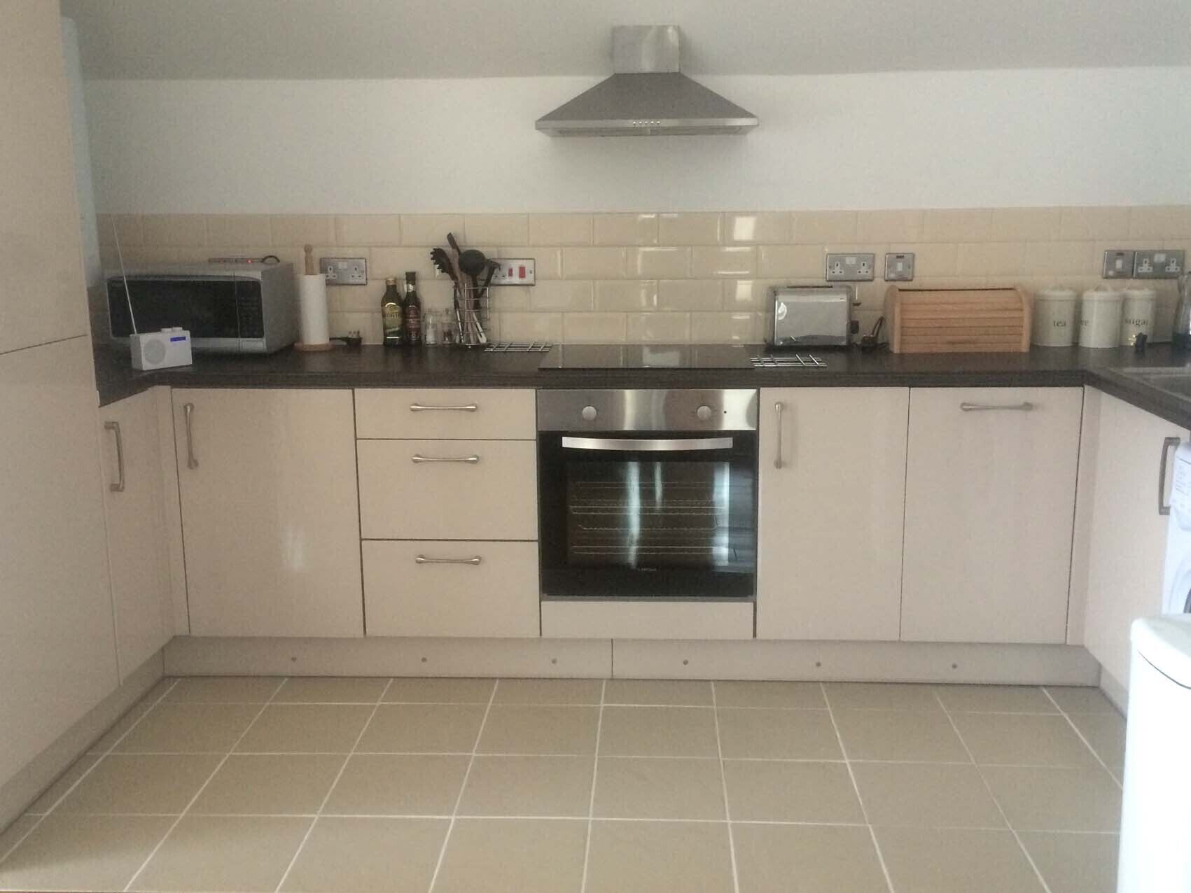 Serviced City Centre garden apartment free off road car port parking & Wi-Fi. 