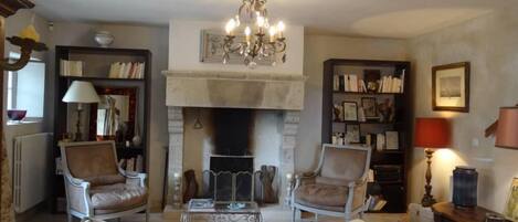 Fernseher, Bücher, Stereoanlage