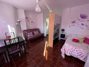 1 chambre, fer et planche à repasser, lit parapluie, Wi-Fi gratuit