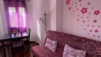 Een televisie en boeken