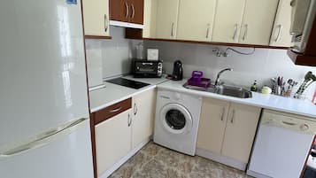 Frigorífico, microondas, horno y placa de cocina