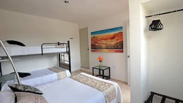 5 bedrooms, iron/ironing board, WiFi, bed sheets