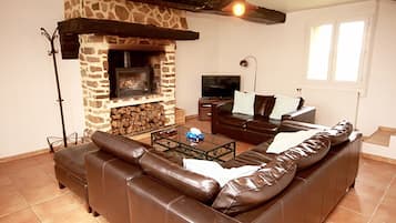 Een smart-tv, een open haard, een dvd-speler en tafelvoetbal