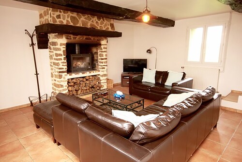 Maison de campagne française en pierre traditionnelle.